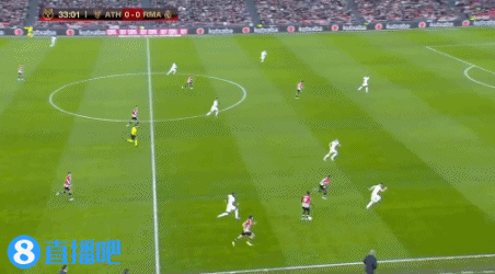 足球国足忙碌备战，训练场加练至夜晚